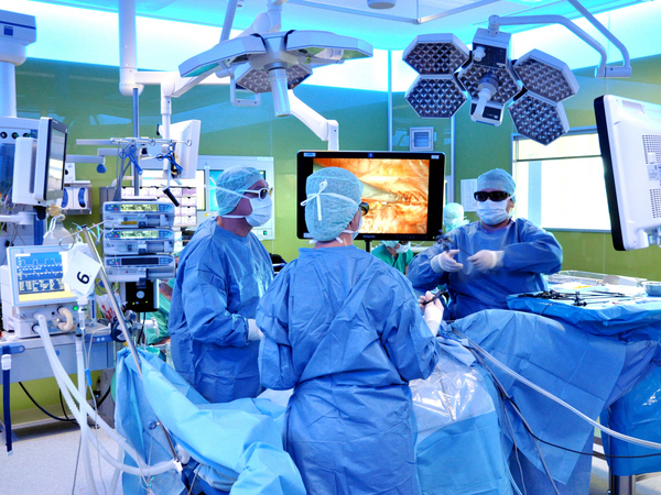 Mediziner und Medizinerinnen bei einer OP im Zentral-OP, Operationen im Albertinen Krankenhaus, ambulante und stationäre Operationen, Hamburg-Schnelsen