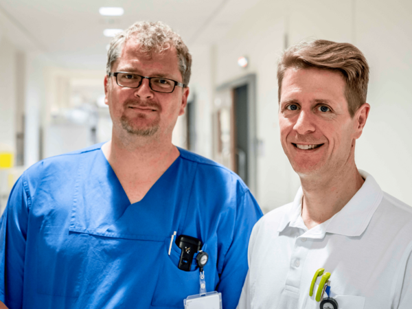 Zwei Ärzte im Krankenhausflur auf Station, Abteilung Anästhesiologie und Intensivmedizin, Albertinen Krankenhaus, Hamburg-Schnelsen